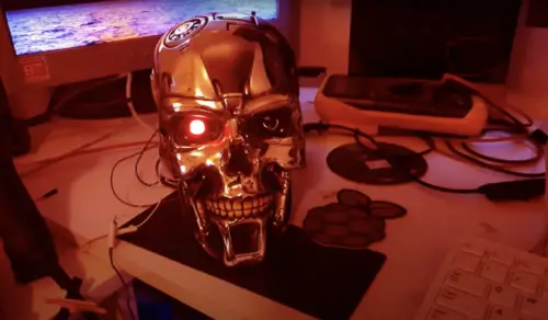 El cráneo de Terminator está mirando y escuchando.
